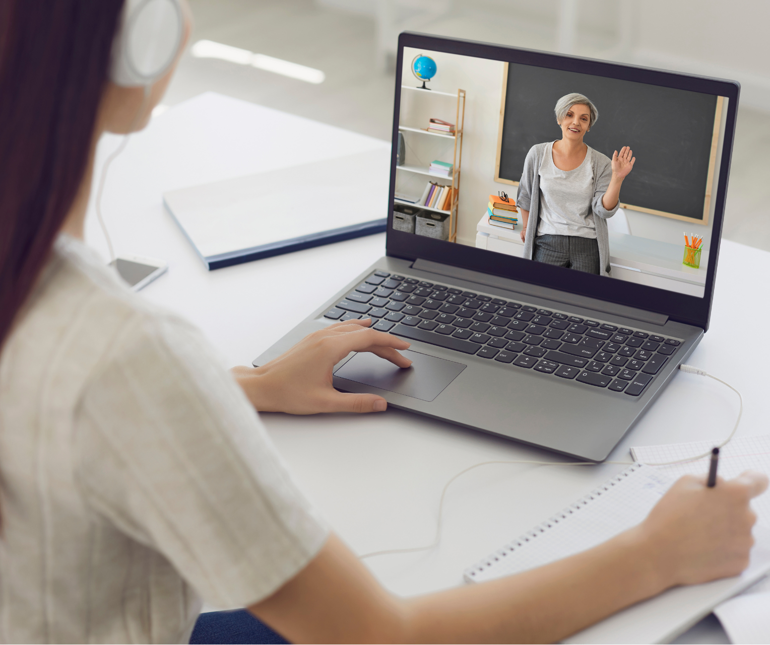 明るい日差しの下、歴史ある建物の前で写っている女性の写真